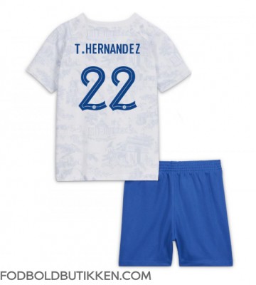 Frankrig Theo Hernandez #22 Udebanetrøje Børn VM 2022 Kortærmet (+ Korte bukser)